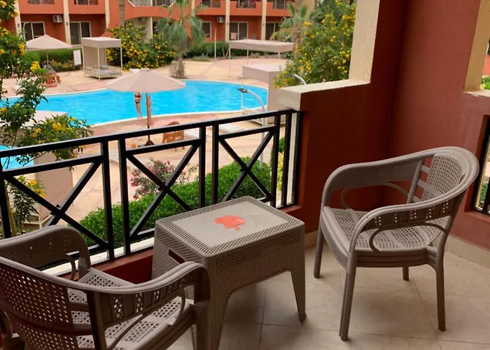 Cozy With Pool In Sheikh